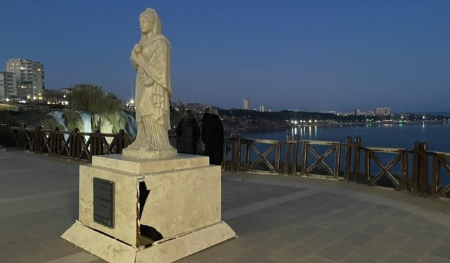 Antalya Aşağı Düden Şelalesi’nde bulunan Plancia Magna heykeli zarar gördü