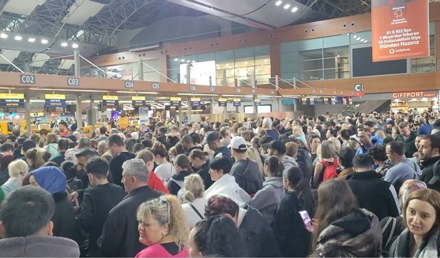 Sabiha Gökçen Havalimanı'nda hayat durdu: 127 sefer iptal edildi