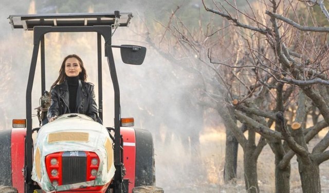 Deri ceketli traktör pozu gündem yarattı! Saniye Caran eleştirilerin hedefi oldu