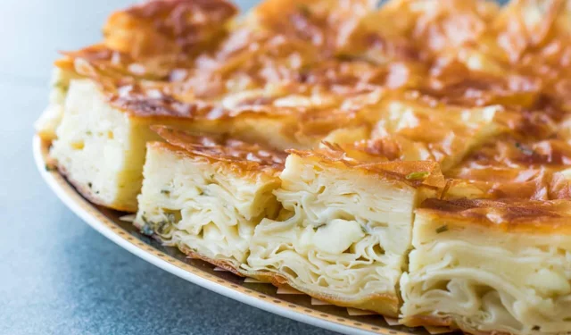 Antalya’da börekten tahta parçası çıktı