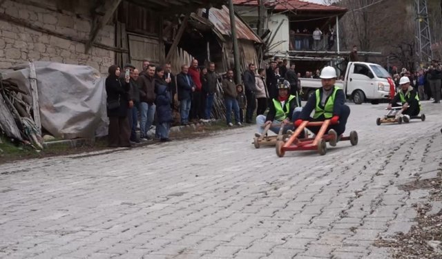 Tahta arabalarla çocukluklarına döndüler!