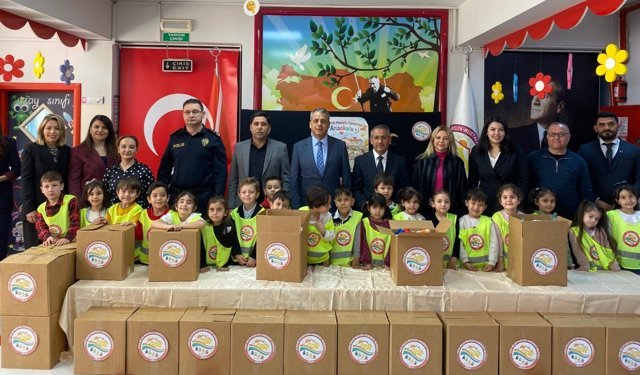 Antalya’da miniklerden dayanışma örneği: Onlarca gıda kolisi hazırladılar