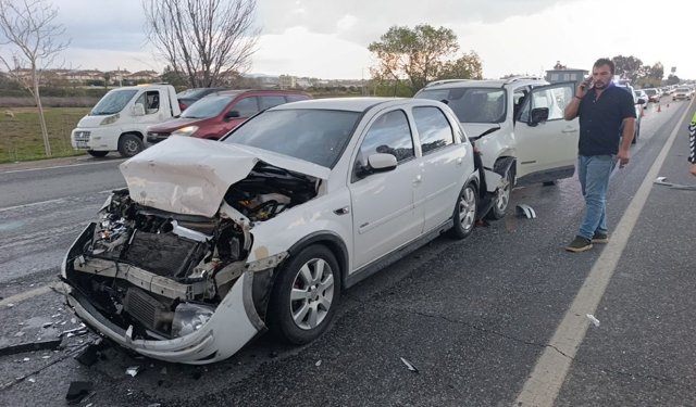 Manavgat'ta kırmızı ışıkta bekleyen araçlara çarpıp kaçtı: 4 kişi yaralandı