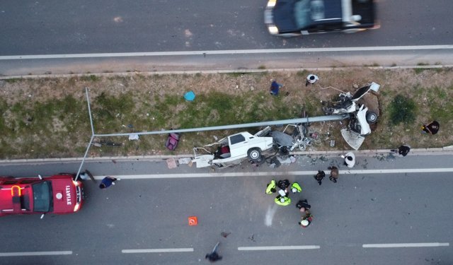 Direğe çarpan otomobil ikiye bölündü