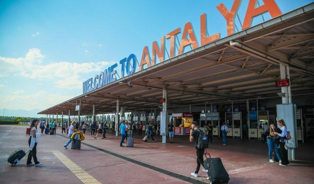 Turizmin kalbi Antalya’da uçuş trafiği katlandı