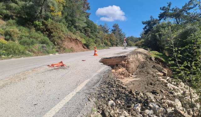 Kumluca’da yol çöküyor: Mavikent–Yeşilköy hattında kaza riski