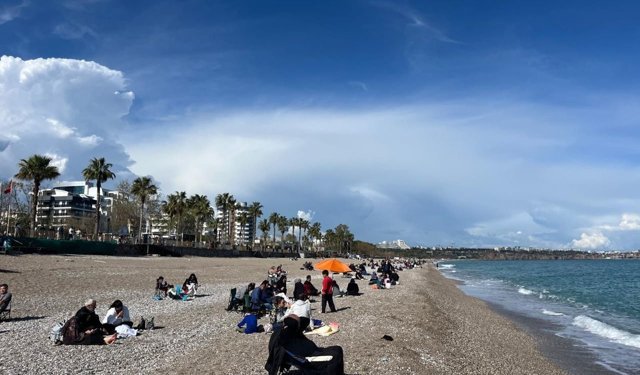 Antalya’da güneşli havayı görenler sahile koştu