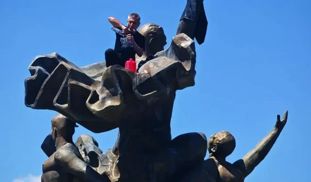 Antalya’da bir şahıs Atatürk Anıtı’na benzin bidonuyla çıktı!