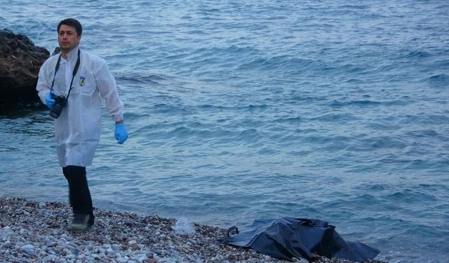 Kot ve atletle Konyaaltı'nda denize girmişti: O gencin kimliği belli oldu