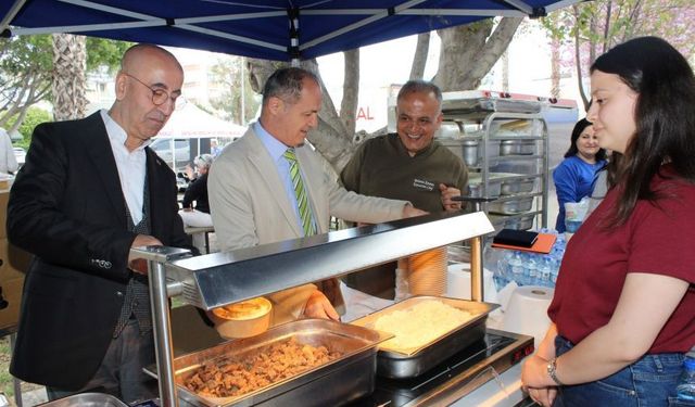Antalya'nın yarım asırlık okulunda gelenek bozulmadı