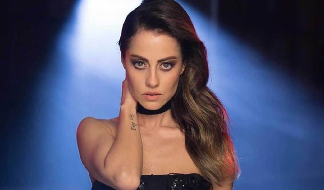 Antalya'da 23 Nisan coşkusu Derya Uluğ ile zirveye çıkacak: Cumhuriyet Meydanı'nda muhteşem konser!