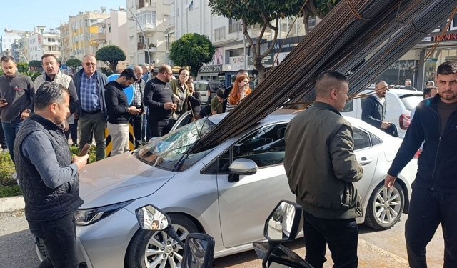 İnşaat demirleri otomobilin içine saplandı