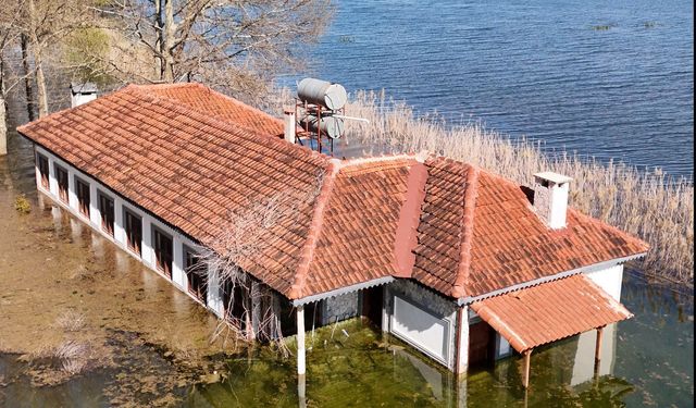 Antalya’da 56 yıl sonra gelen sürpriz: Restoran sulara gömüldü!