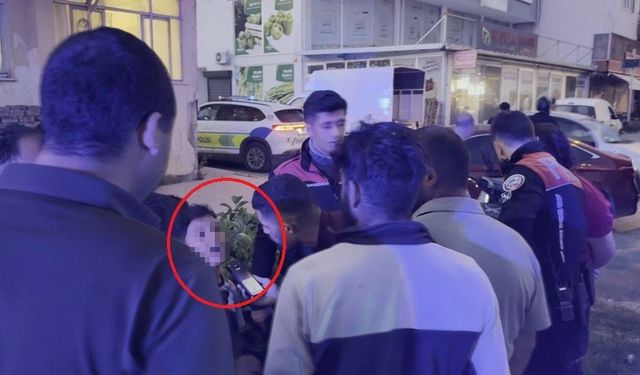 Antalya'da kaza yapan minikleri ambulansa binmek için babaları ikna etti