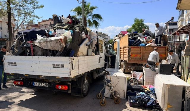 Kepez’de tek evden 20 kamyon çöp çıktı!