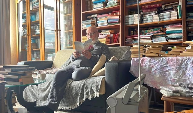 Yalnızlığını kitaplarla aştı! 77 yıllık okuma hikâyesi