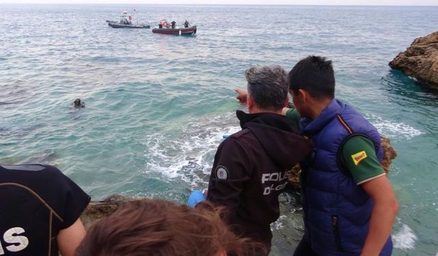 Konyaaltı Sahili’nde sır ölüm! Kıyafetleriyle denize girdi, kimlik çıkmadı