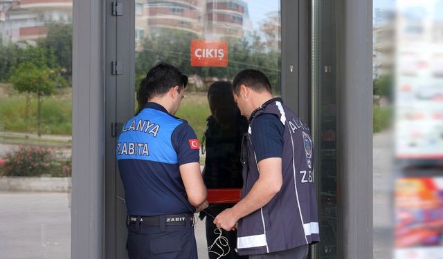 Alanya’da son kullanma tarihi geçmiş tavuk satan zincir market mühürlendi