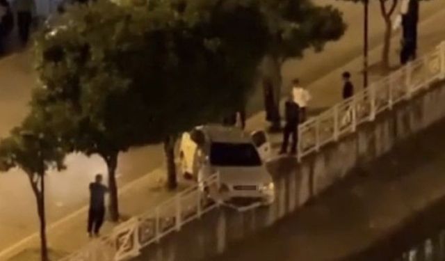 Adana'da otomobil, sulama kanalı korkuluğunda asılı kaldı