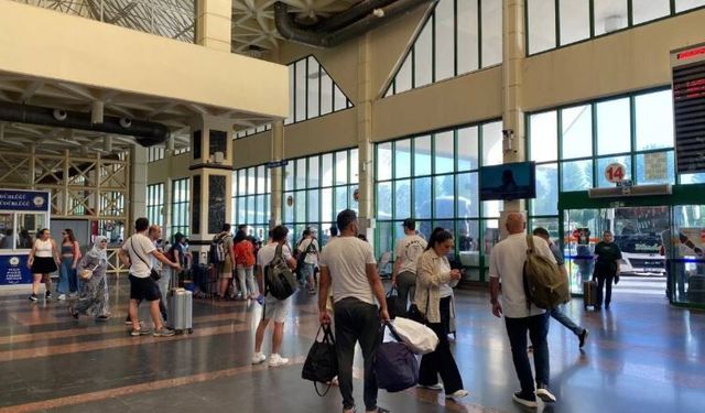 Antalya Otogarı’nda yoğunluk! Tatilciler dönüş yolunda…