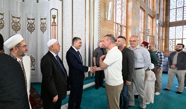Antalya protokolü bayram namazında bir araya geldi