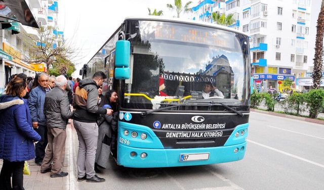 Bayramda toplu ulaşım krizi! Antalya'da otobüsler gecikti, duraklar doldu taştı