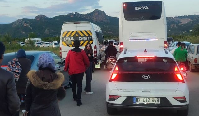 Aspendos'ta sanata gölge düştü! Trafik kitlendi, insanlar kilometrelerce yürüdü