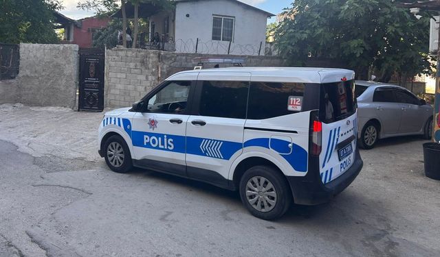 Muratpaşa'da bir vatandaş evinden çıktığı sırada kimliği belirsiz şahsın hedefi oldu
