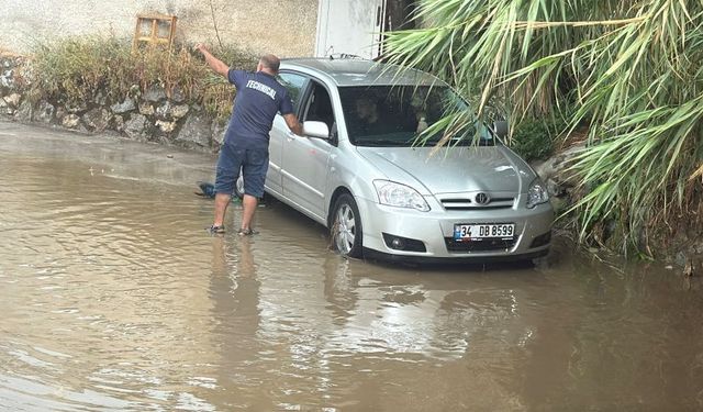 Bodrum'da dere yatağındaki araçları su bastı