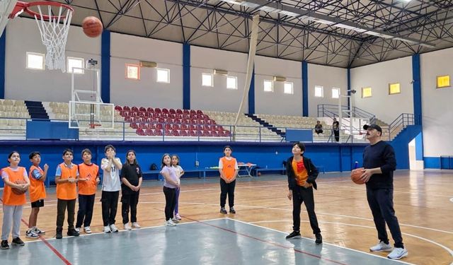Başkan Cem Kotan minik basketbolcularla sahada buluştu