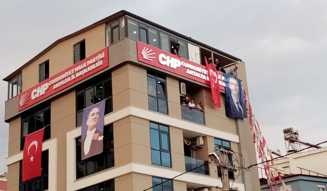 Mutlak butlan kararının ardından Antalya’da CHP'liler il binasına akın ediyor