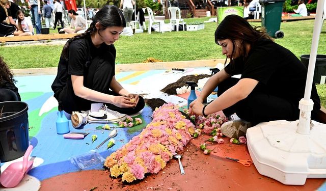 Antalya’da parklar 130 bin çiçekle renklendi