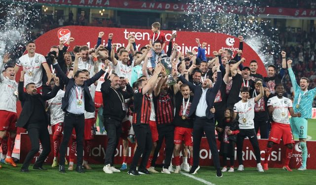Süper Lig’e yükselen Çorum FK kupasını aldı