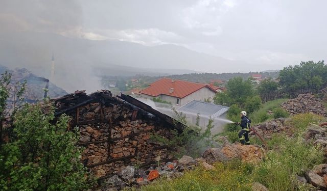 Isınmak için yaktığı ateş Antalya’nın 110 yıllık tarihi evini kül etti