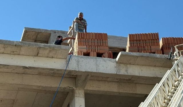 Serik'te inşaatta mahsur kalan ustayı itfaiye ekipleri kurtardı