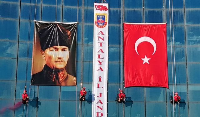 Antalya'da JAK timlerinden 19 Mayıs kutlaması: 64 metrede Türk bayrağı açtılar