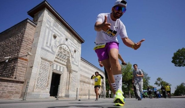 Dünya sporcuları "iyilik için" Konya'da koştu