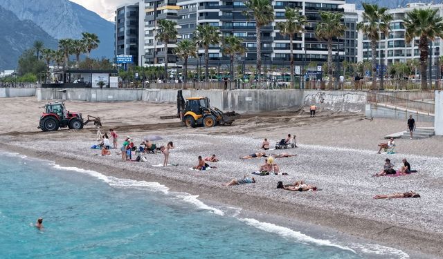 Konyaaltı Sahili'nde iş makineleri ile turistler bir arada!