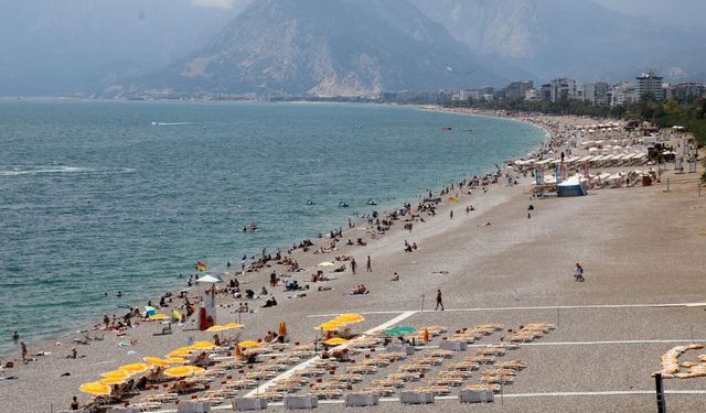 Antalya’da deniz keyfi! Sahillerde yoğunluk oluştu