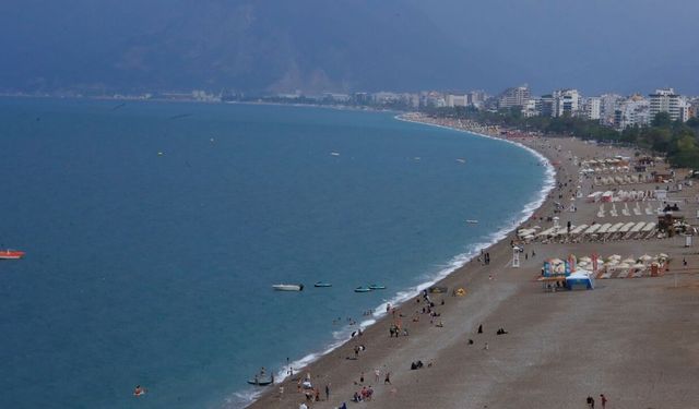 Antalya’da güneşle başlayan gün yağmurla sona erdi