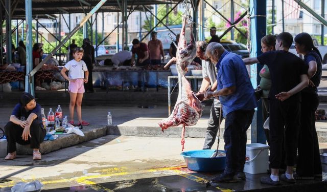 Antalya’da bayramın ilk gününde kesim alanlarında yoğun mesai