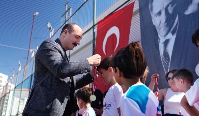 Cem Kotan minik sporcuların madalya heyecanına ortak oldu