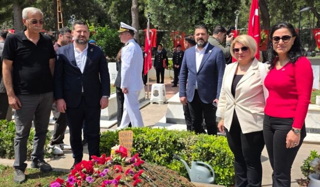 Antalya'da mezar başında fotoğraf tepki çekti!