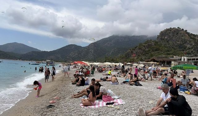 Fethiye Ölüdeniz Plajı, yerli ve yabancı turistlerin akınına uğradı