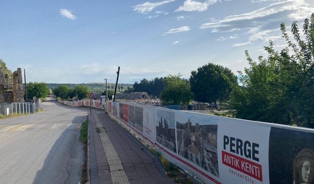 Perge’de ziyaretçileri taş duvarlar değil, billboardlar karşılıyor!