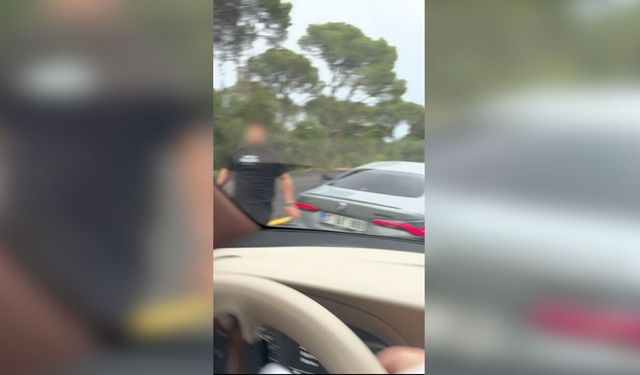 Antalya’da trafik dehşeti! Aracın önünü kesip saldırdı