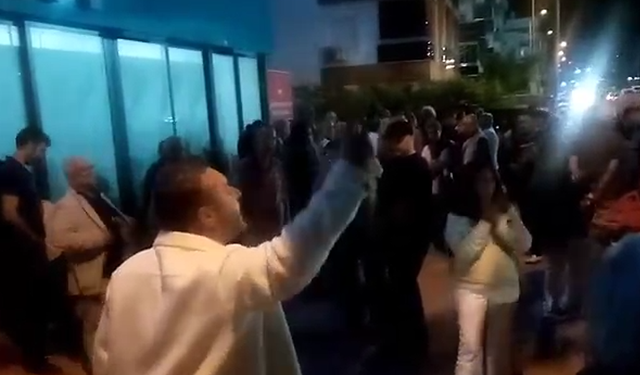 CHP Antalya İl Başkanlığı önünde protesto sesleri!