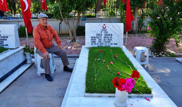 Şehit babası evladının kabri başında: "30 sene geçti ama..."