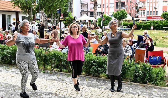 Muratpaşa’da yaşlı evleri üyeleri bahar şenliğinde eğlendi
