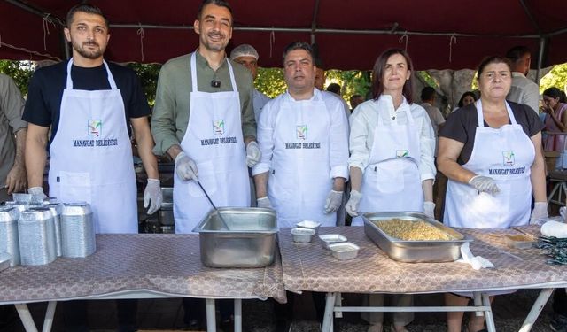 Manavgat’ta yüzlerce vatandaşa aşure dağıtıldı